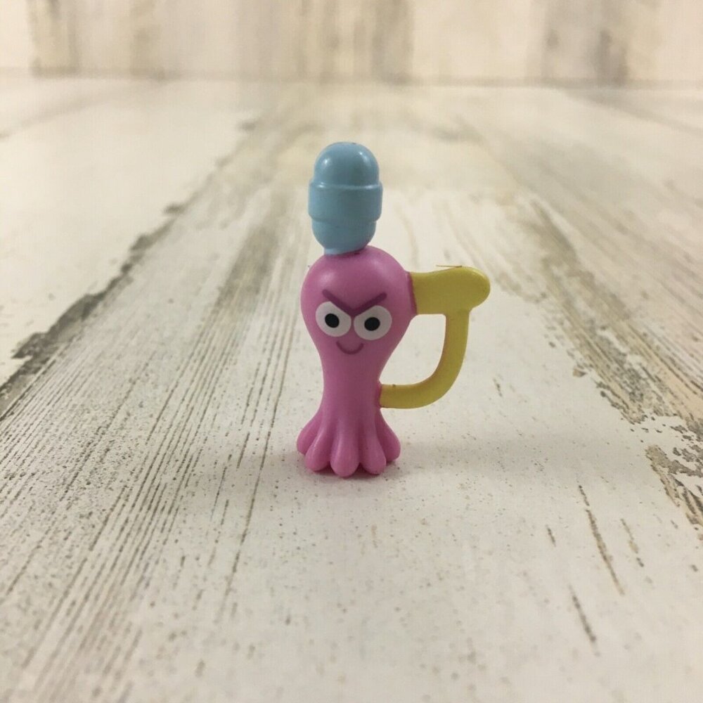 Bluey Pink Water Squirter Toy for Figure Pool Blue Pass the Parcel
